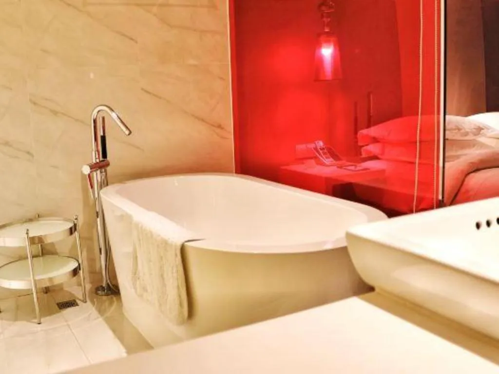 Bed in Jinjiang Metropolo Hotel Classiq Shanghai Off Bund