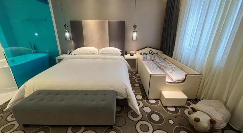 Bed in Jinjiang Metropolo Hotel Classiq Shanghai Off Bund