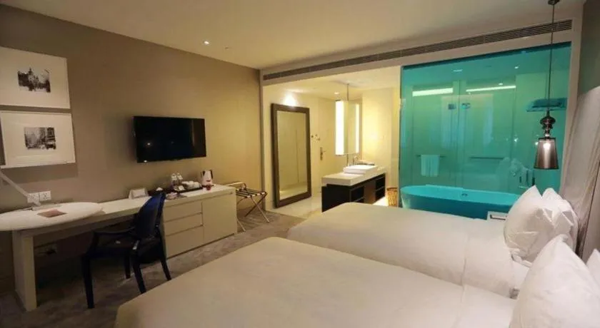 Bed in Jinjiang Metropolo Hotel Classiq Shanghai Off Bund
