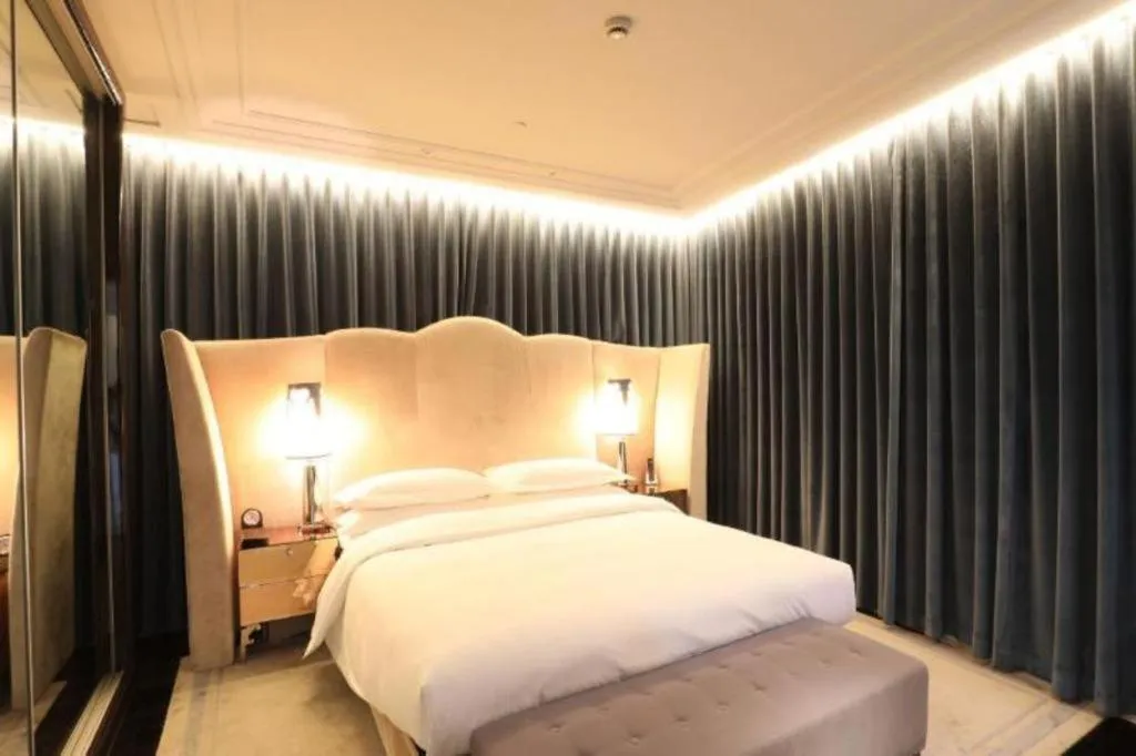 Bed in Jinjiang Metropolo Hotel Classiq Shanghai Off Bund