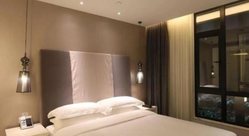 Bed in Jinjiang Metropolo Hotel Classiq Shanghai Off Bund