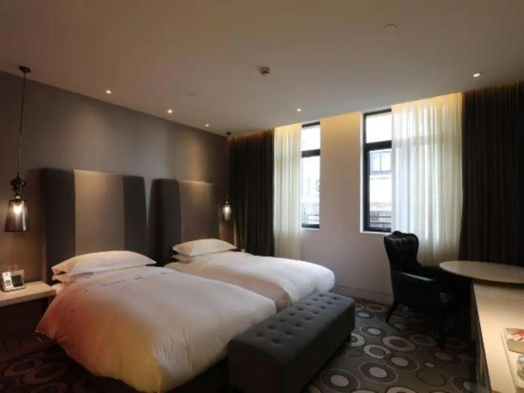 Bed in Jinjiang Metropolo Hotel Classiq Shanghai Off Bund