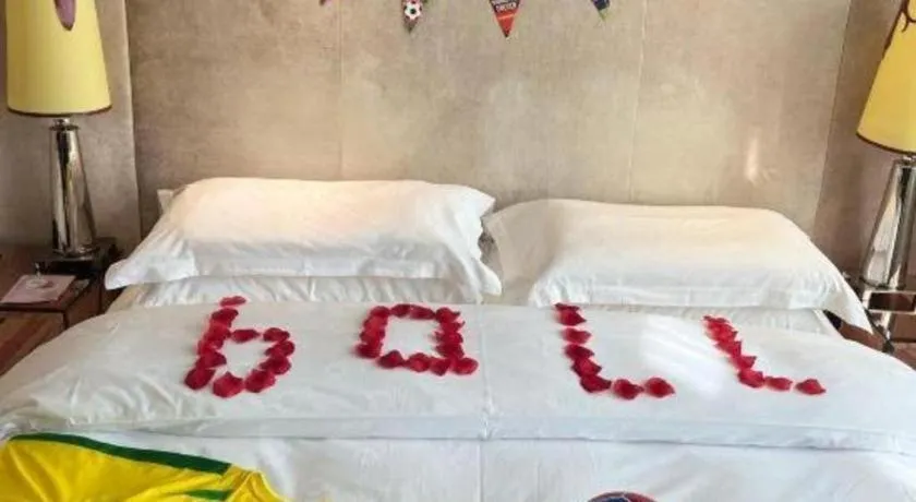 Bed in Jinjiang Metropolo Hotel Classiq Shanghai Off Bund