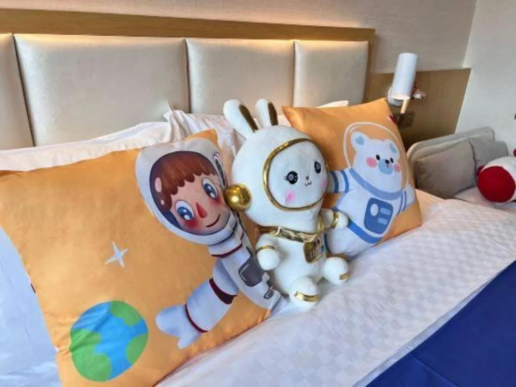 Bed in Kunming Jinjiang Hotel