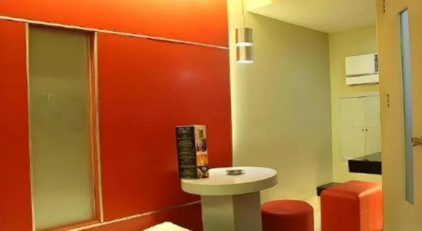 One Serenata Hotel General Trias