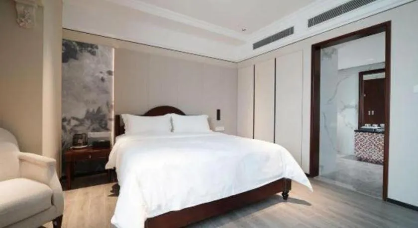 Bed in Hua Xia Pearl Hotel