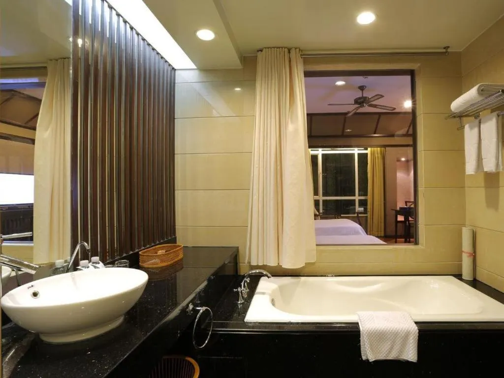 Bed in Hua Xia Pearl Hotel