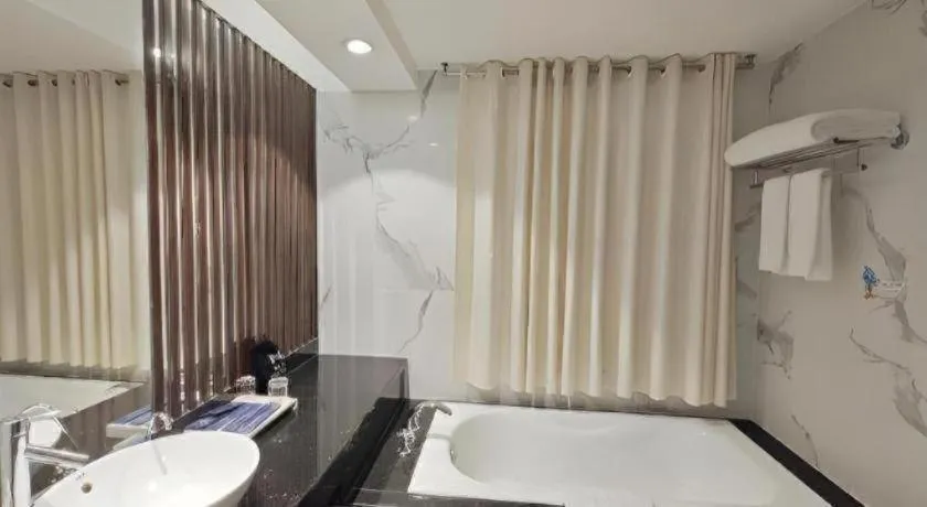 Bed in Hua Xia Pearl Hotel