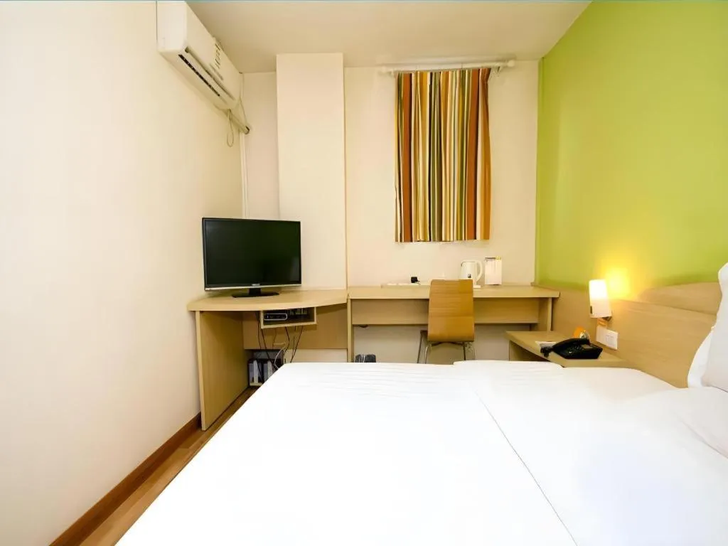 Bed in 7 Days Inn Xi'an Xijing Hospital Tonghuamen Metro Station