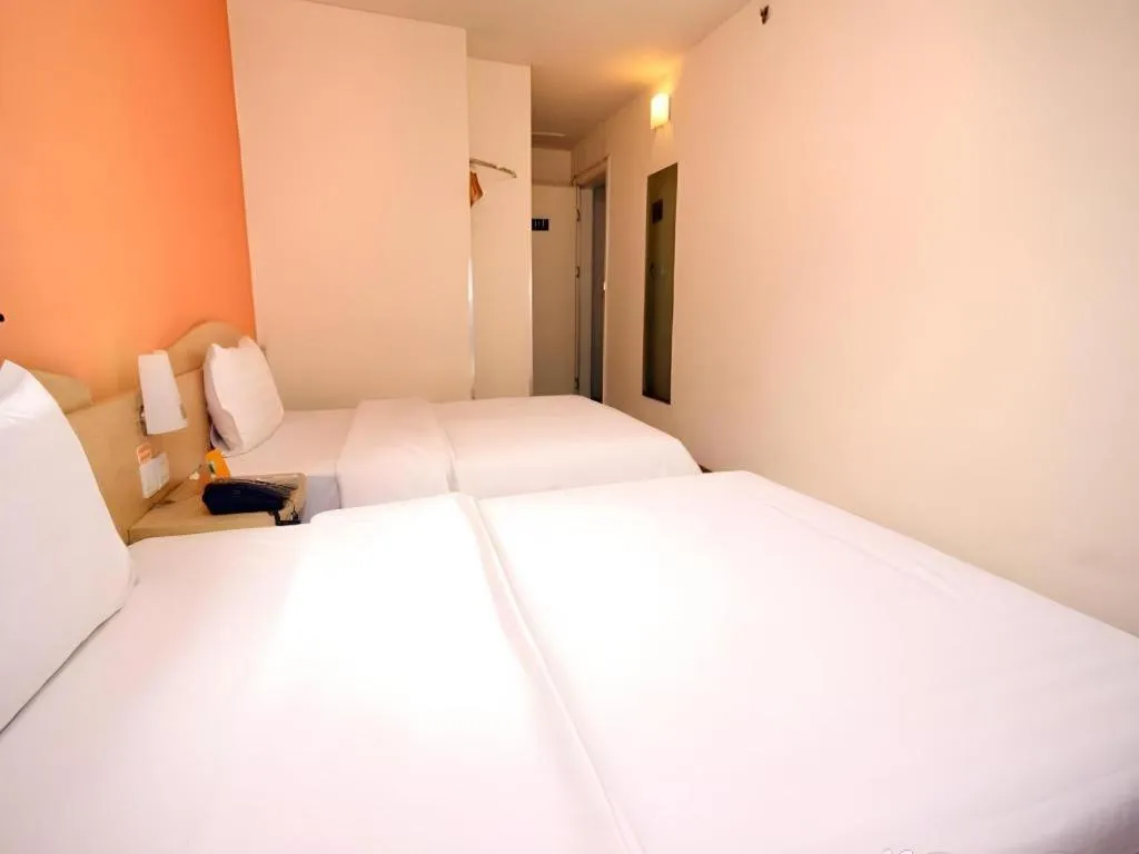 Bed in 7 Days Inn Xi'an Xijing Hospital Tonghuamen Metro Station