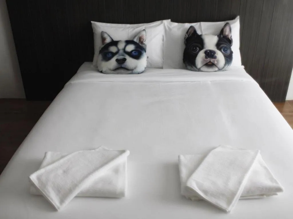 Bed in The Pride Hotel At Laemsing