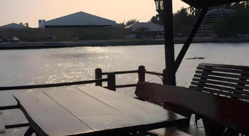 RuenNamyen Resort Amphawa