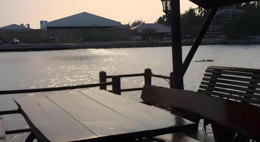 RuenNamyen Resort Amphawa