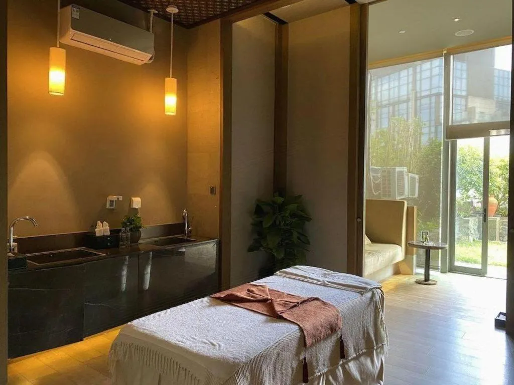 Bed in New World Guiyang Hotel