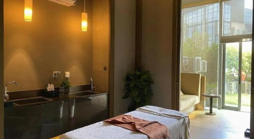 Bed in New World Guiyang Hotel