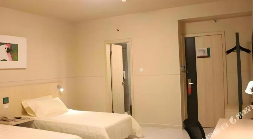 Bed in Jinjiang Inn Quanzhou West Street Kaiyuan Temple