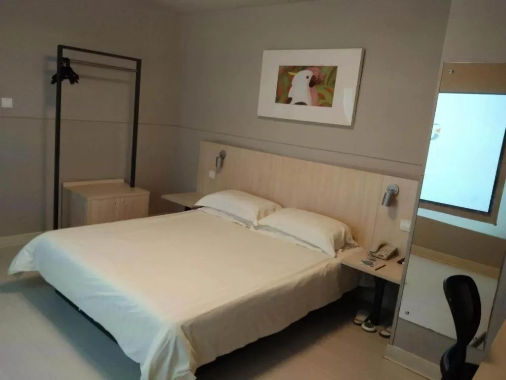 Bed in Jinjiang Inn Quanzhou West Street Kaiyuan Temple