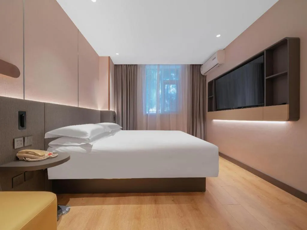 Bed in Jinjiang Inn Quanzhou West Street Kaiyuan Temple