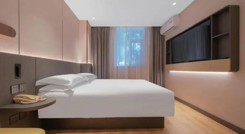 Bed in Jinjiang Inn Quanzhou West Street Kaiyuan Temple