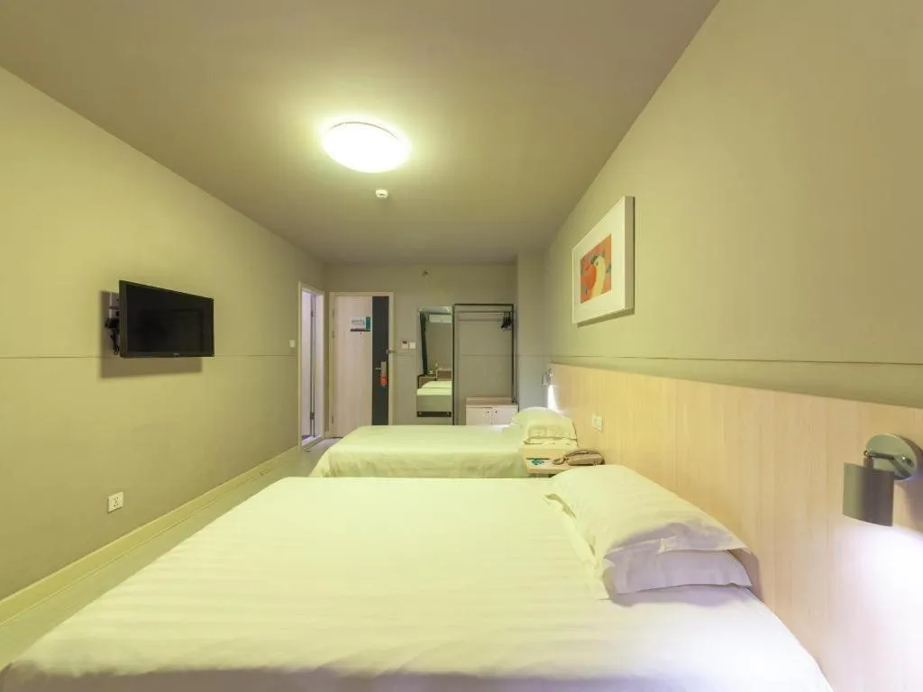 Bed in Jinjiang Inn Quanzhou West Street Kaiyuan Temple