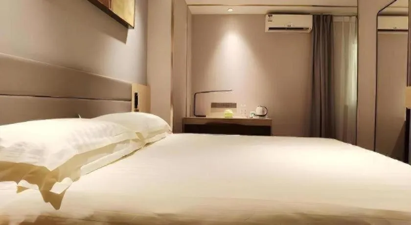 Bed in Jinjiang Inn Quanzhou West Street Kaiyuan Temple