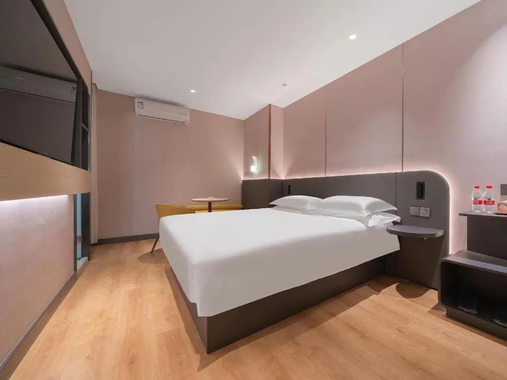 Bed in Jinjiang Inn Quanzhou West Street Kaiyuan Temple