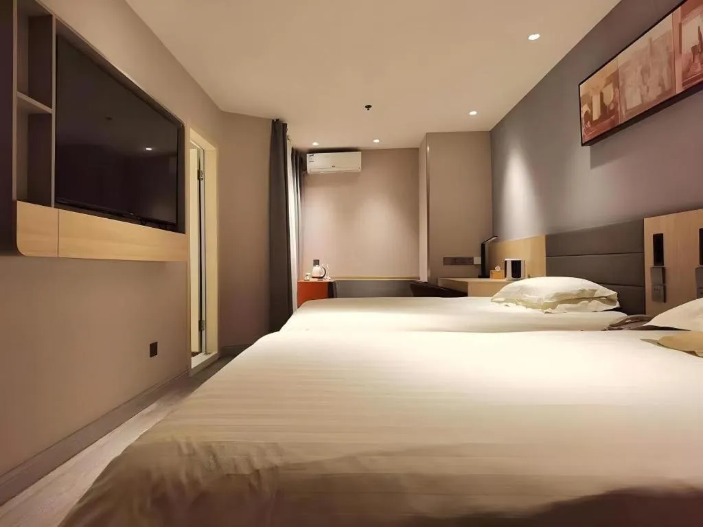 Bed in Jinjiang Inn Quanzhou West Street Kaiyuan Temple