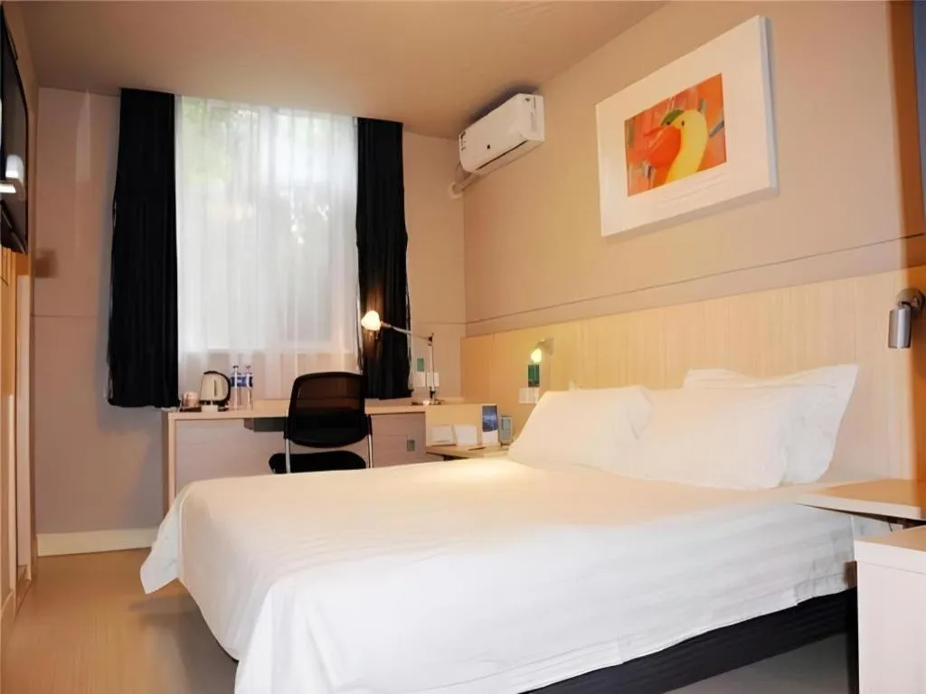 Bed in Jinjiang Inn Quanzhou West Street Kaiyuan Temple