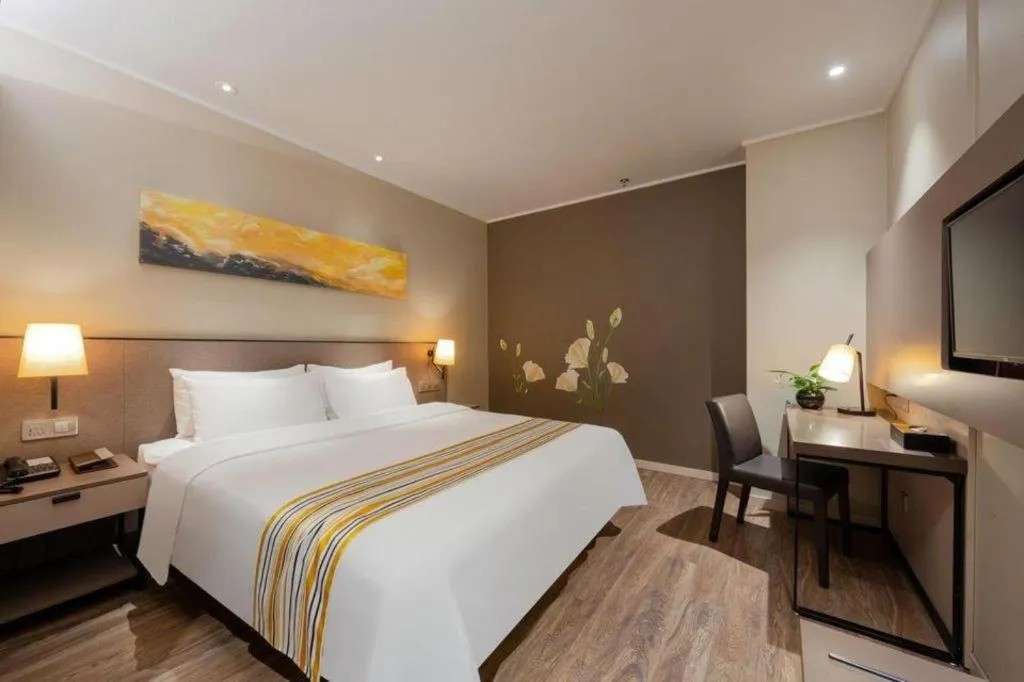 Bed in Home Inn Plus Shanghai Pudong Airport Chuansha Branch