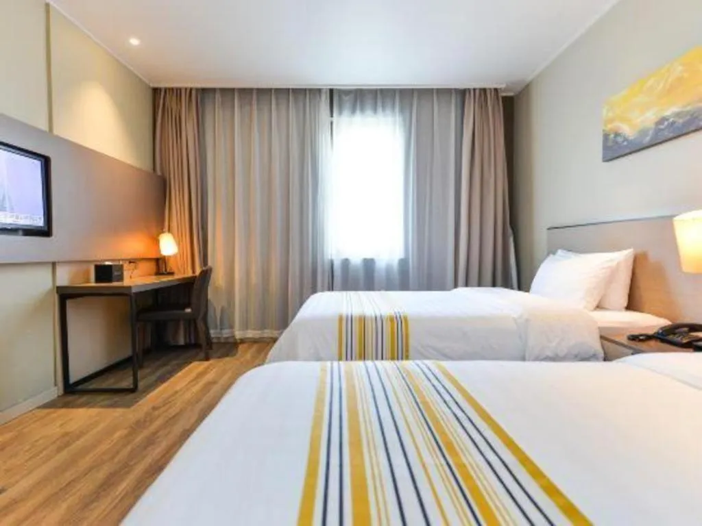 Bed in Home Inn Plus Shanghai Pudong Airport Chuansha Branch
