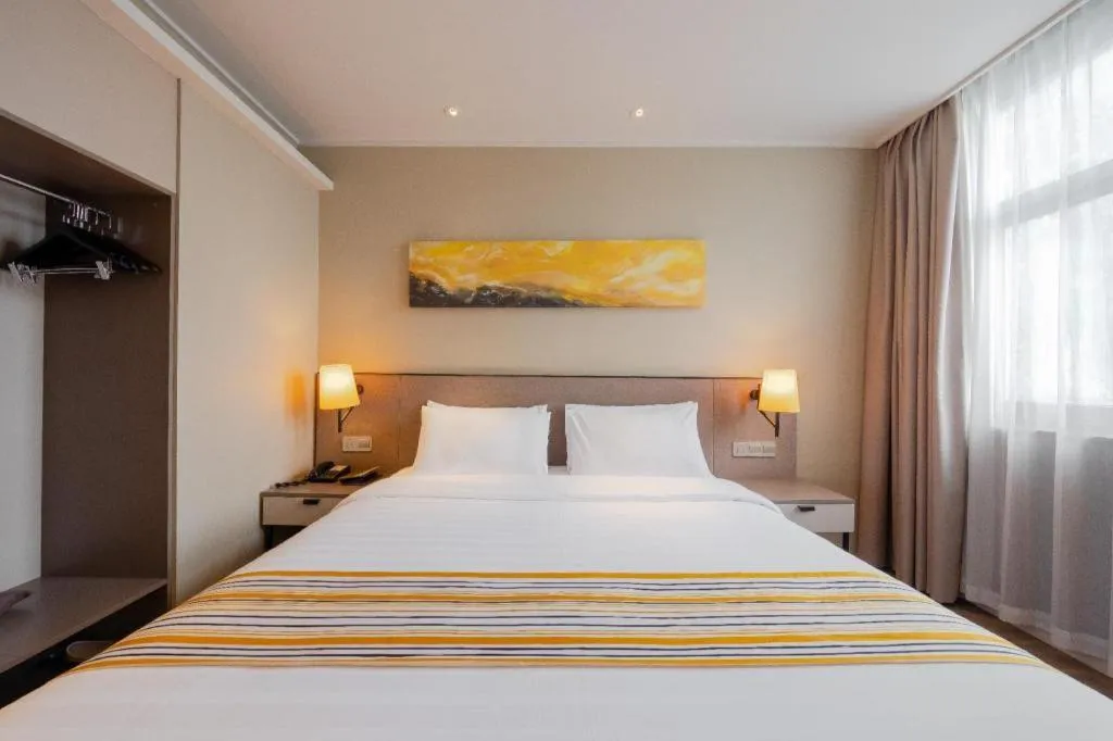 Bed in Home Inn Plus Shanghai Pudong Airport Chuansha Branch