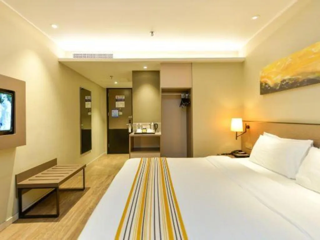 Bed in Home Inn Plus Shanghai Pudong Airport Chuansha Branch