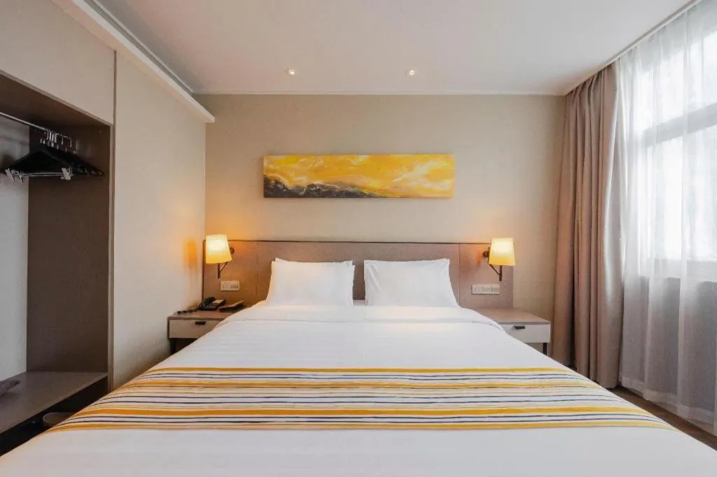 Bed in Home Inn Plus Shanghai Pudong Airport Chuansha Branch