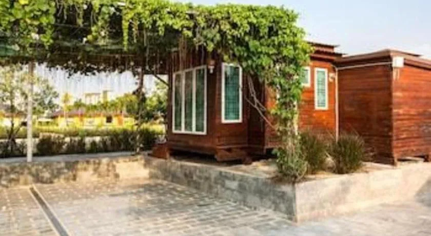 Prew Lom Chom Nam Resort