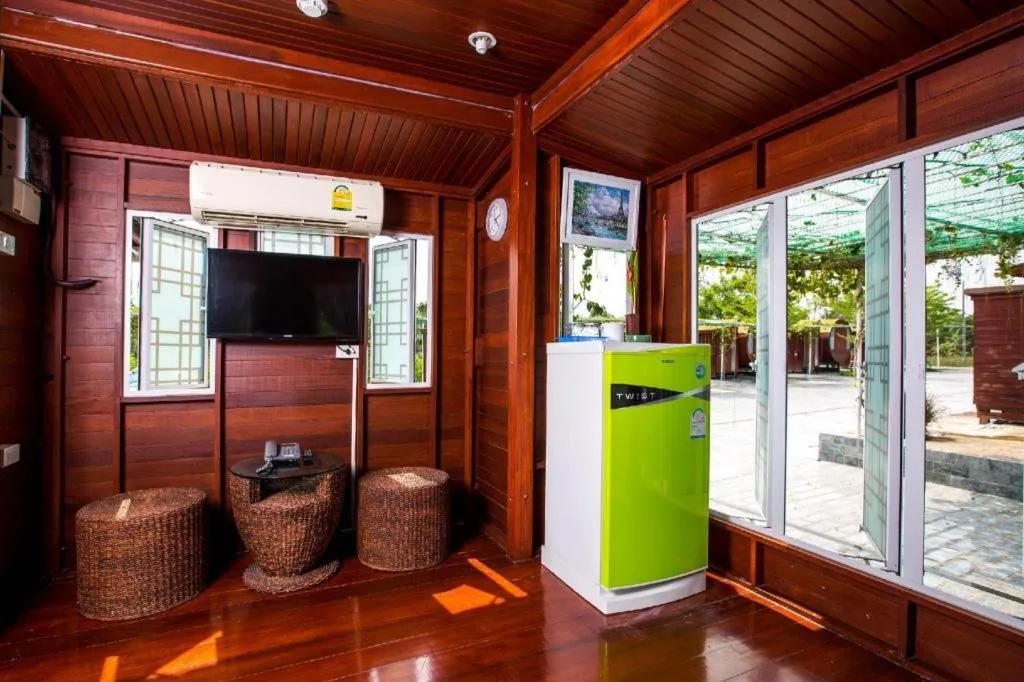 Prew Lom Chom Nam Resort