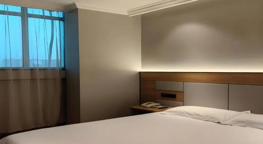 Bed in GreenTree Inn Shanghai Hongqiao Hub Convention Center Jinghua Road Shell Hotel