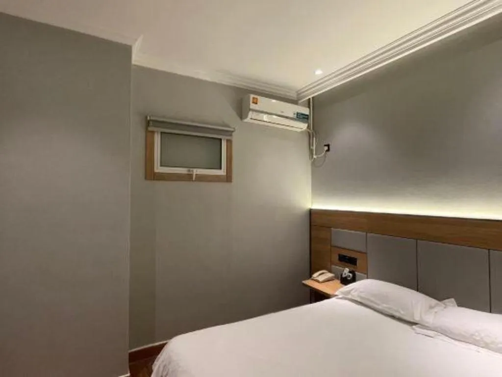 Bed in GreenTree Inn Shanghai Hongqiao Hub Convention Center Jinghua Road Shell Hotel