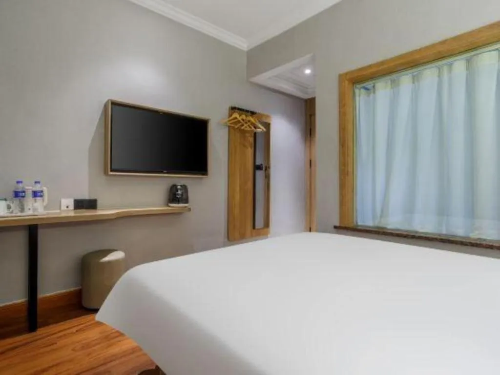 Bed in GreenTree Inn Shanghai Hongqiao Hub Convention Center Jinghua Road Shell Hotel