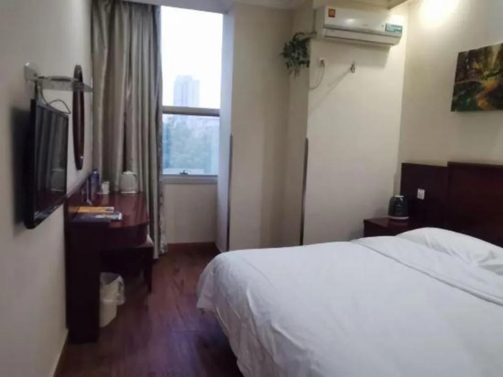 Bed in GreenTree Inn Shanghai Hongqiao Hub Convention Center Jinghua Road Shell Hotel