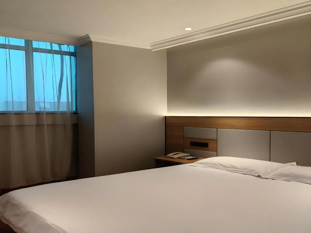 Bed in GreenTree Inn Shanghai Hongqiao Hub Convention Center Jinghua Road Shell Hotel