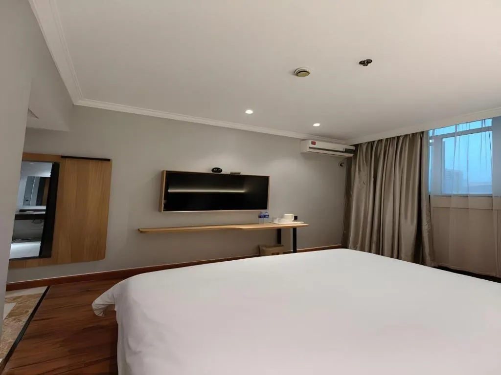 Bed in GreenTree Inn Shanghai Hongqiao Hub Convention Center Jinghua Road Shell Hotel
