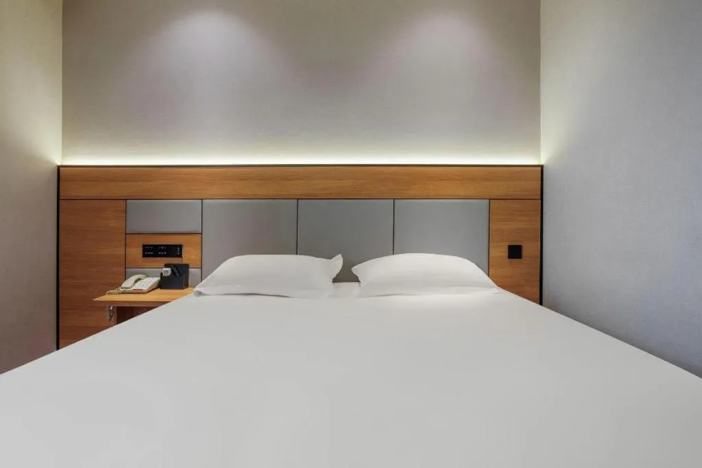 Bed in GreenTree Inn Shanghai Hongqiao Hub Convention Center Jinghua Road Shell Hotel