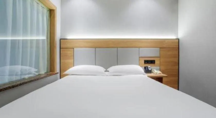 Bed in GreenTree Inn Shanghai Hongqiao Hub Convention Center Jinghua Road Shell Hotel