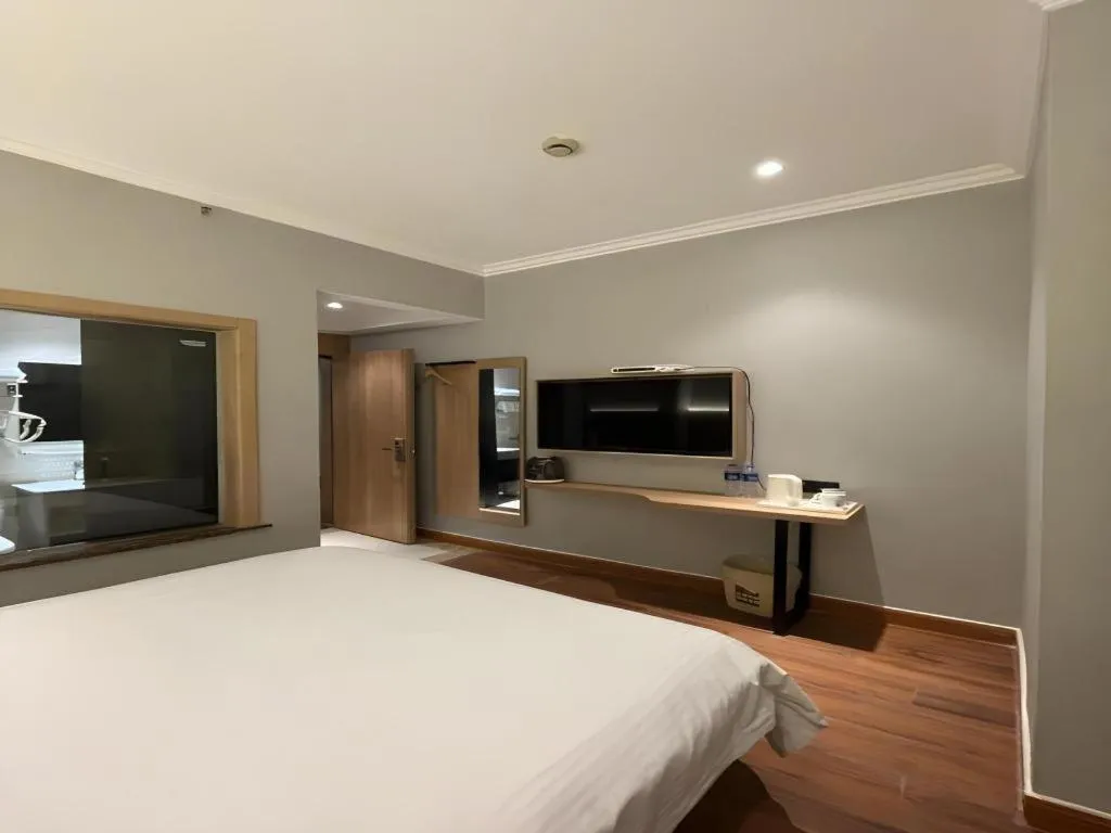 Bed in GreenTree Inn Shanghai Hongqiao Hub Convention Center Jinghua Road Shell Hotel