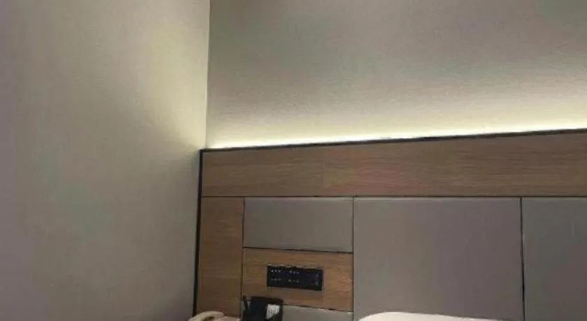 Bed in GreenTree Inn Shanghai Hongqiao Hub Convention Center Jinghua Road Shell Hotel