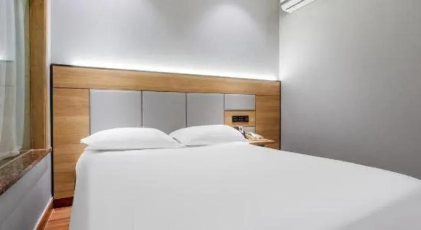 Bed in GreenTree Inn Shanghai Hongqiao Hub Convention Center Jinghua Road Shell Hotel