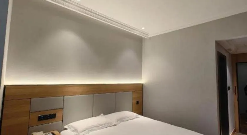 Bed in GreenTree Inn Shanghai Hongqiao Hub Convention Center Jinghua Road Shell Hotel