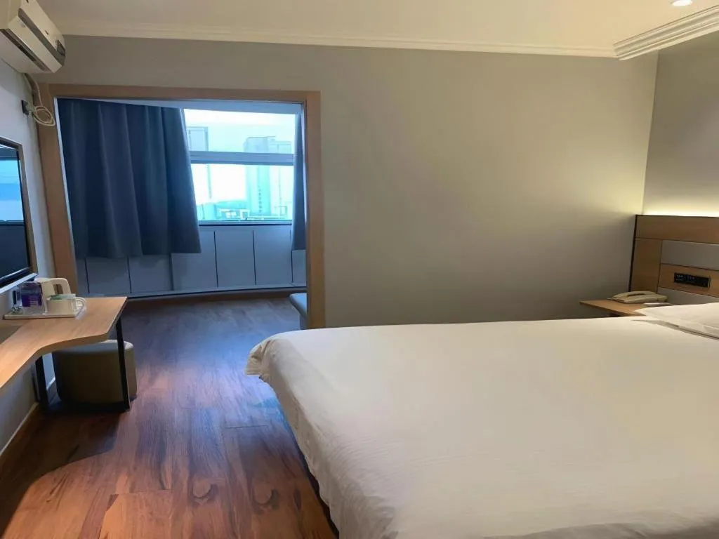 Bed in GreenTree Inn Shanghai Hongqiao Hub Convention Center Jinghua Road Shell Hotel