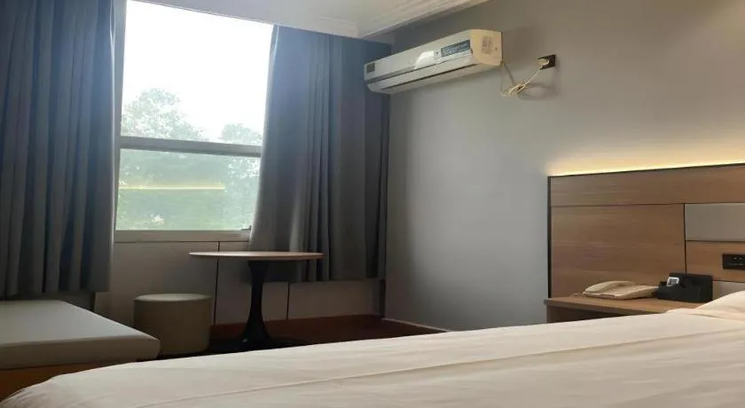 Bed in GreenTree Inn Shanghai Hongqiao Hub Convention Center Jinghua Road Shell Hotel