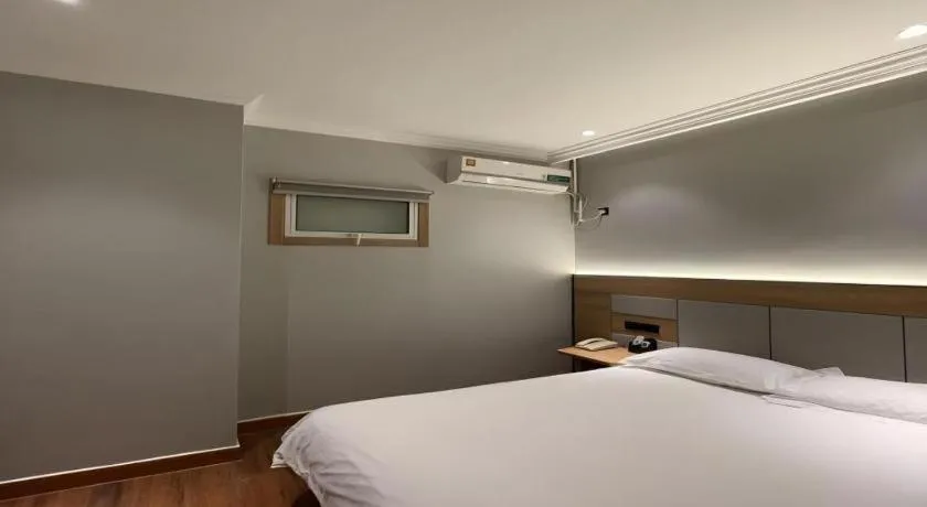 Bed in GreenTree Inn Shanghai Hongqiao Hub Convention Center Jinghua Road Shell Hotel